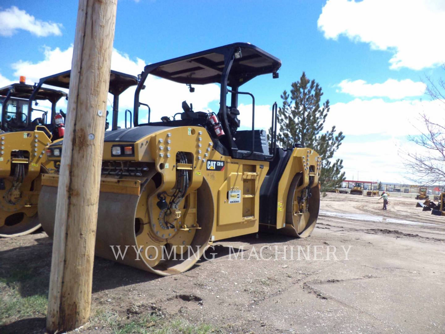 2018 Caterpillar CB16 Asphalt Distributor