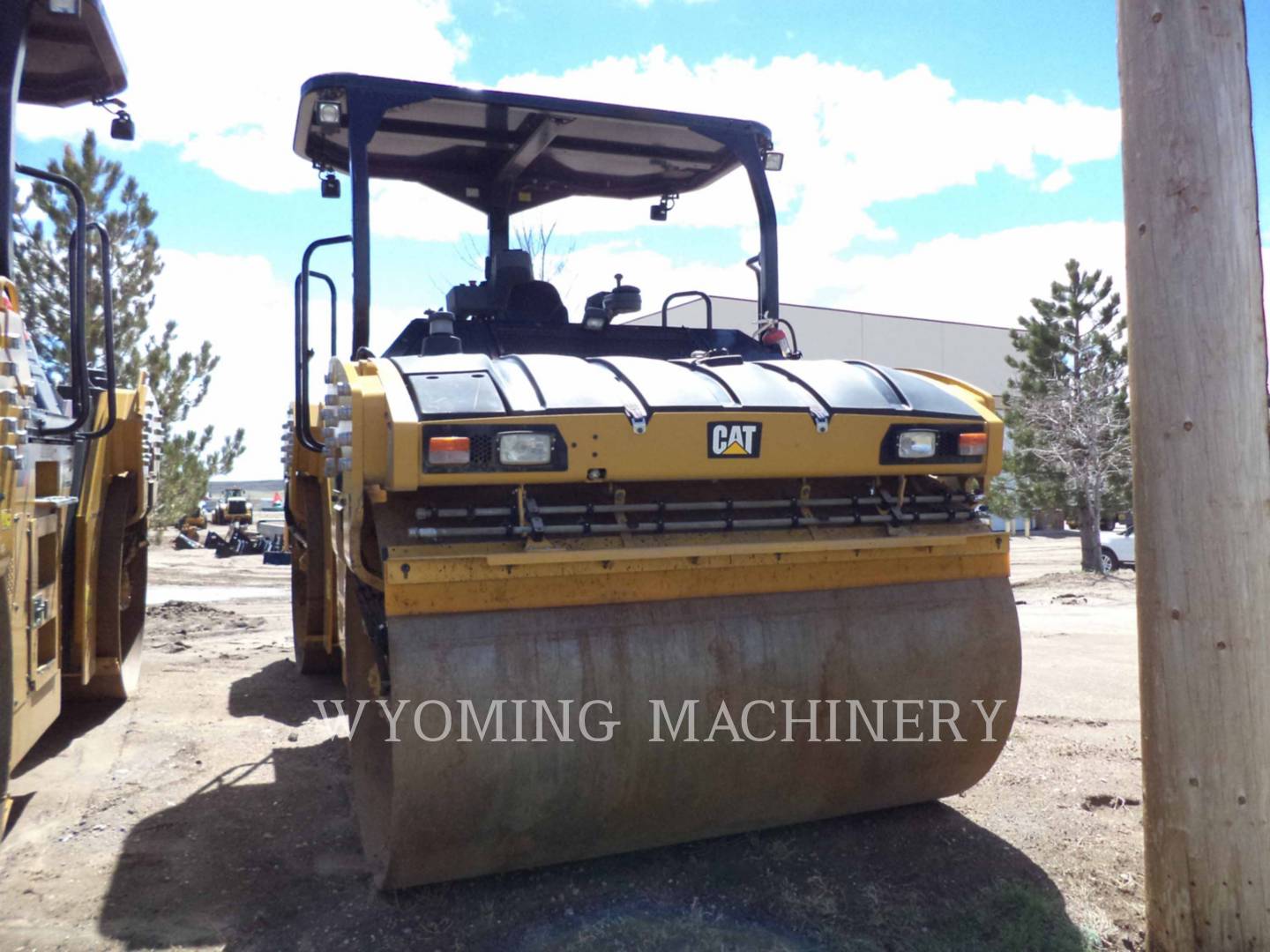 2018 Caterpillar CB16 Asphalt Distributor