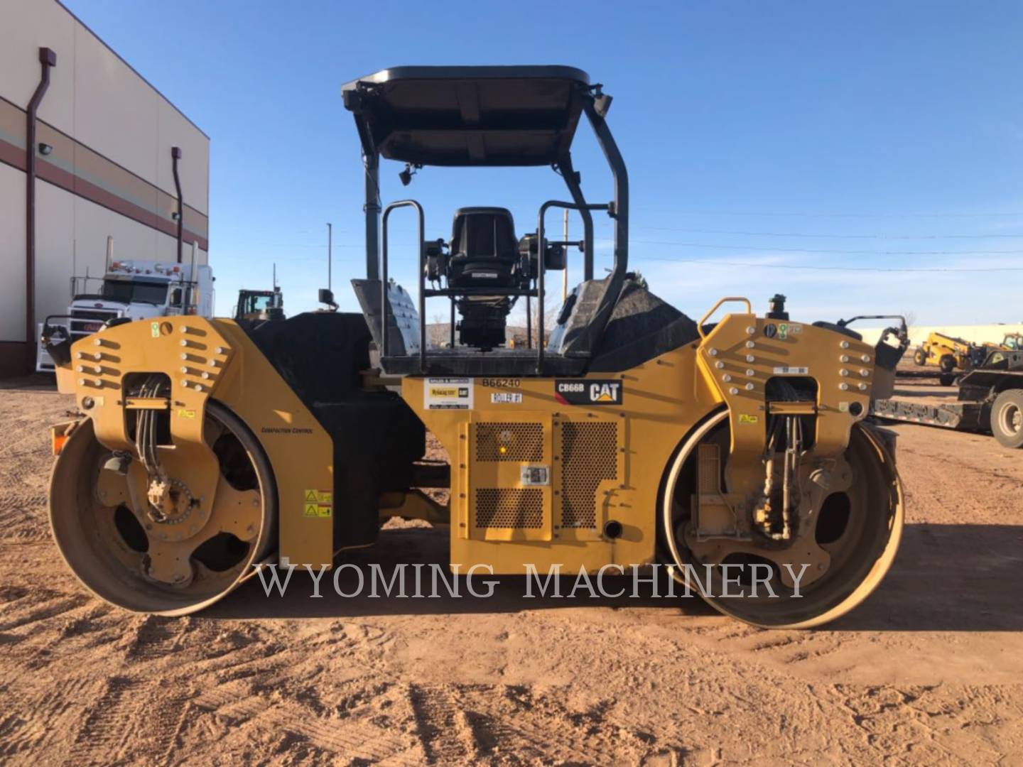 2017 Caterpillar CB66B Compactor