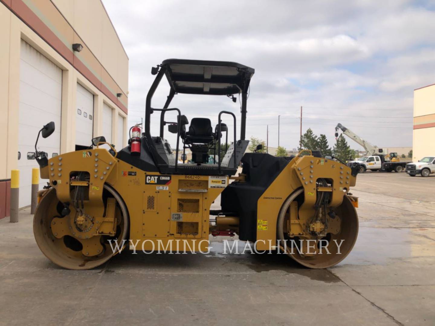 2017 Caterpillar CB66B Compactor