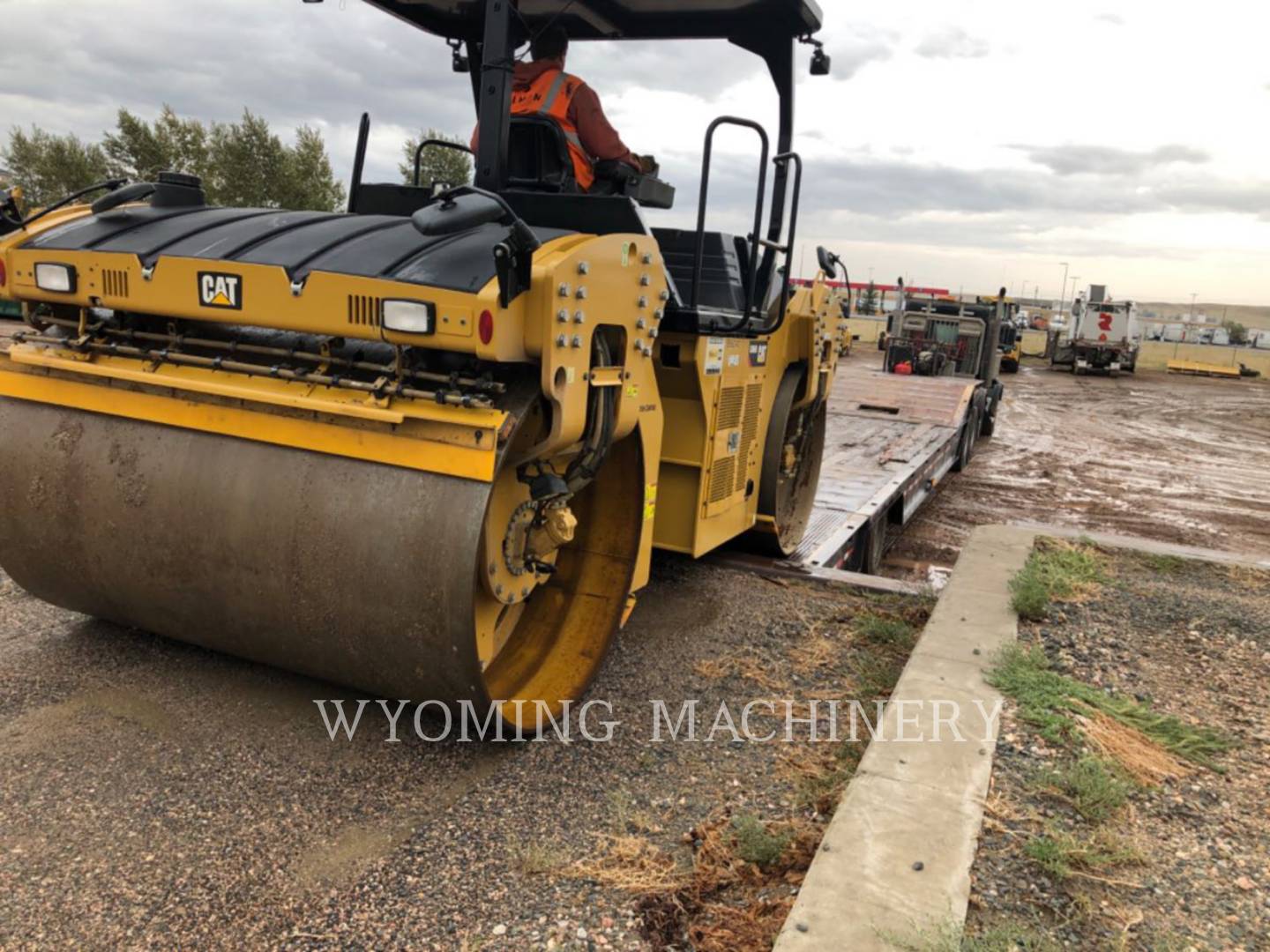 2017 Caterpillar CB66B Compactor