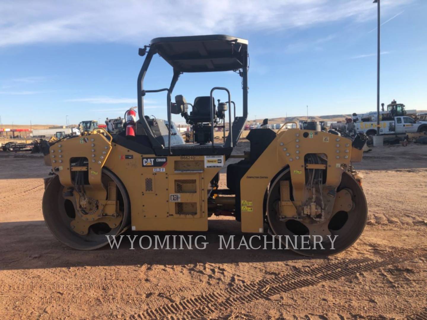 2017 Caterpillar CB66B Compactor