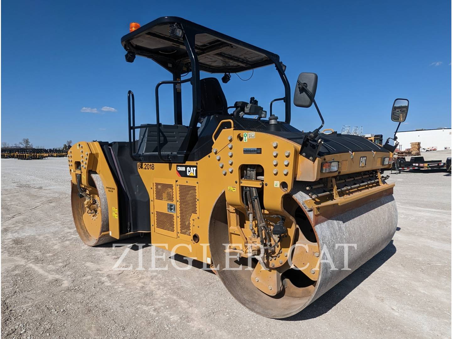 2018 Caterpillar CB68B Compactor