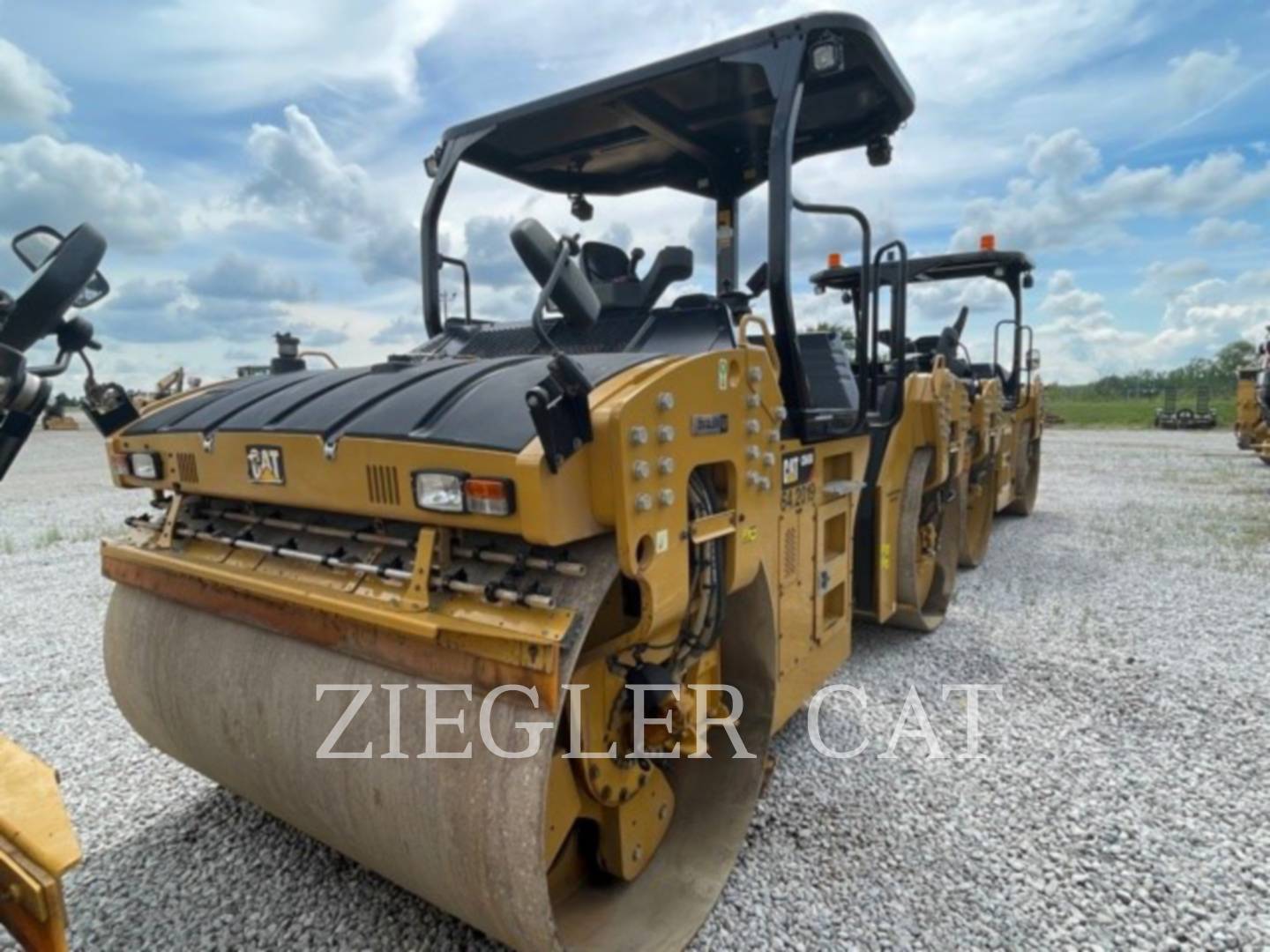 2018 Caterpillar CB68B Compactor