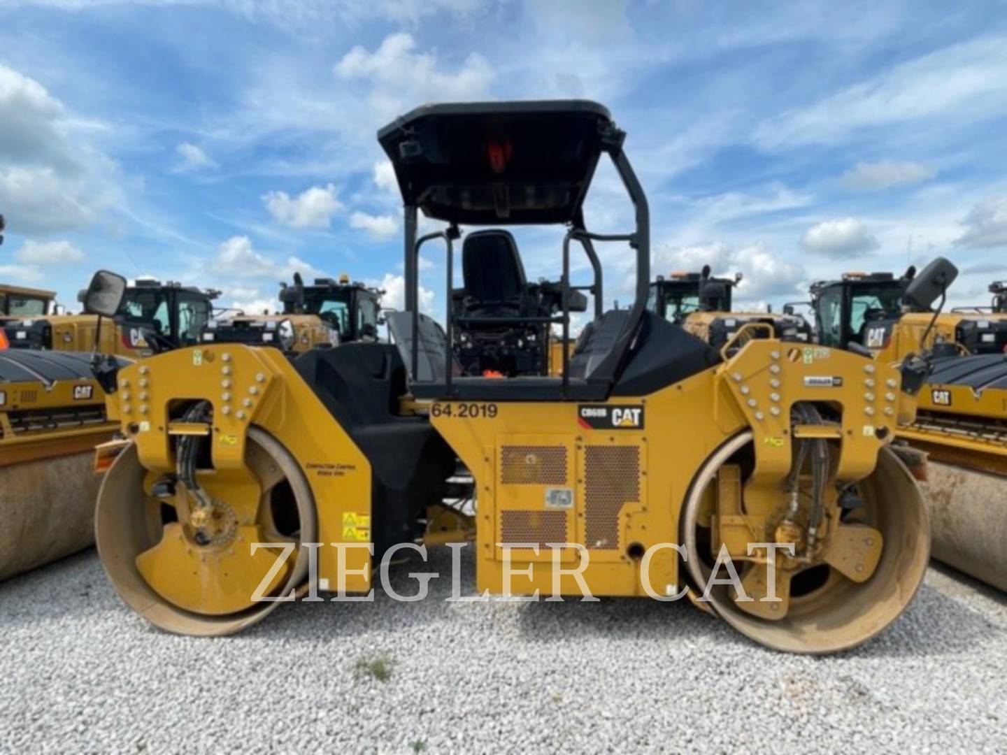 2018 Caterpillar CB68B Compactor