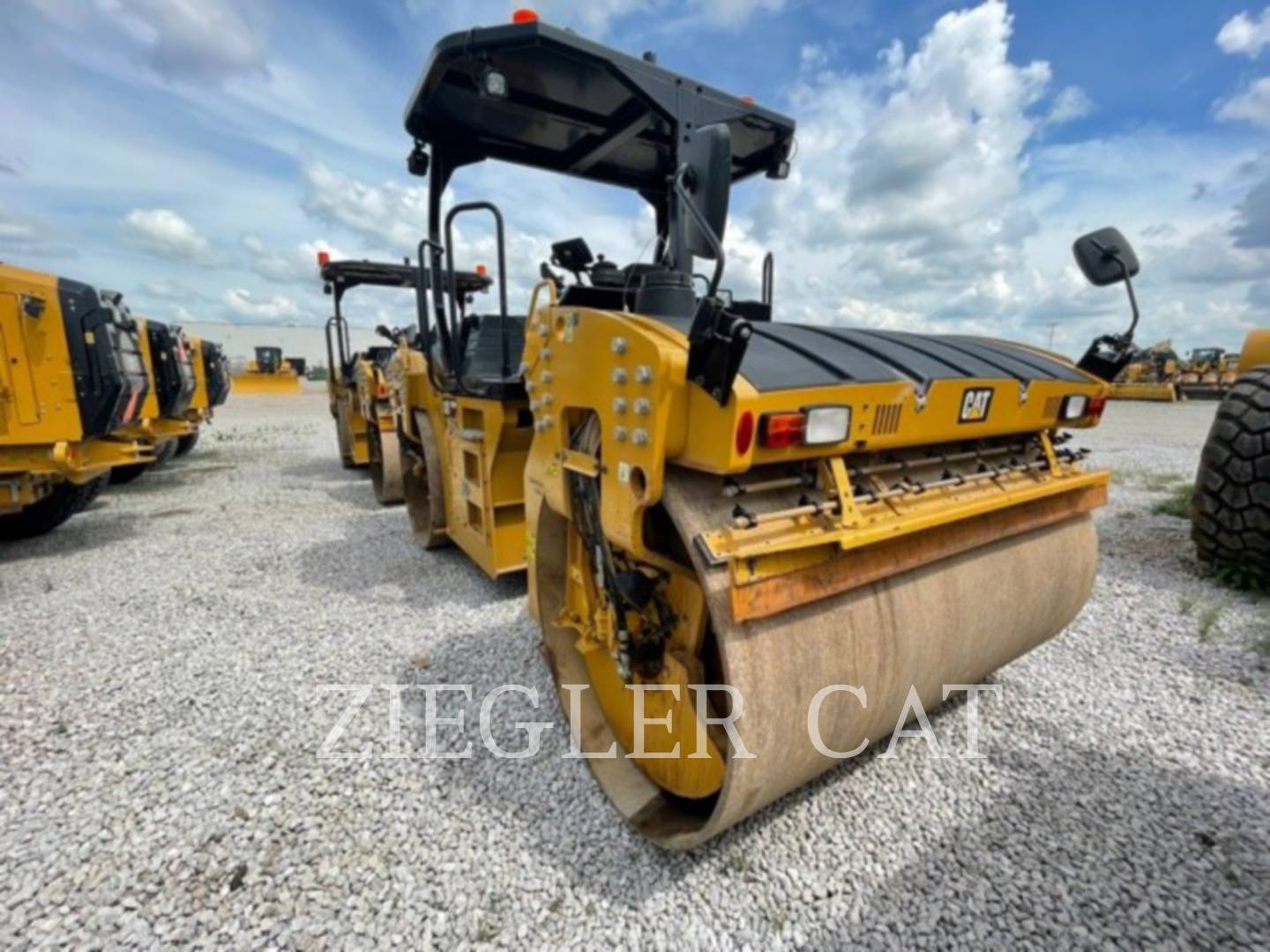 2018 Caterpillar CB68B Compactor