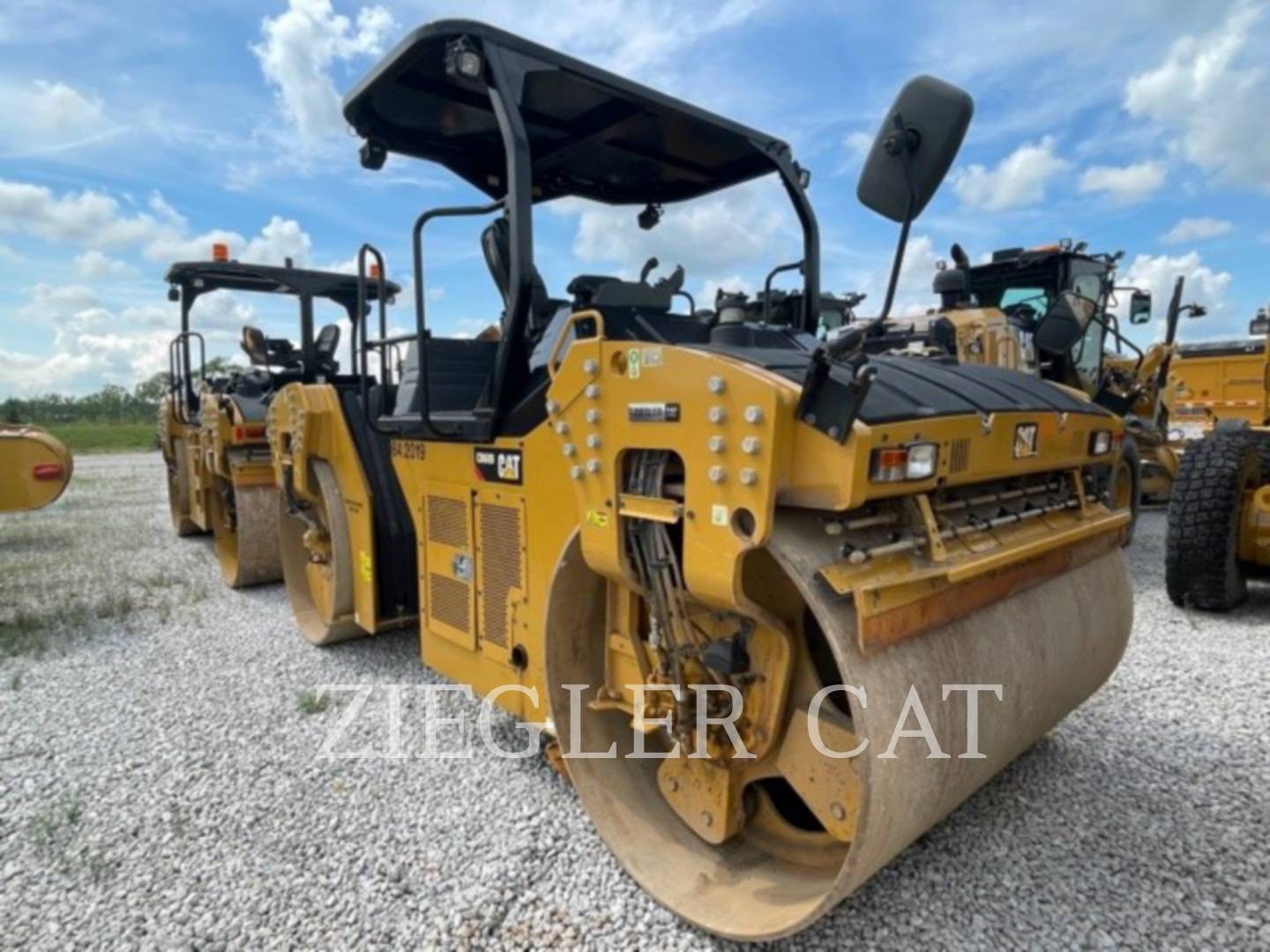 2018 Caterpillar CB68B Compactor