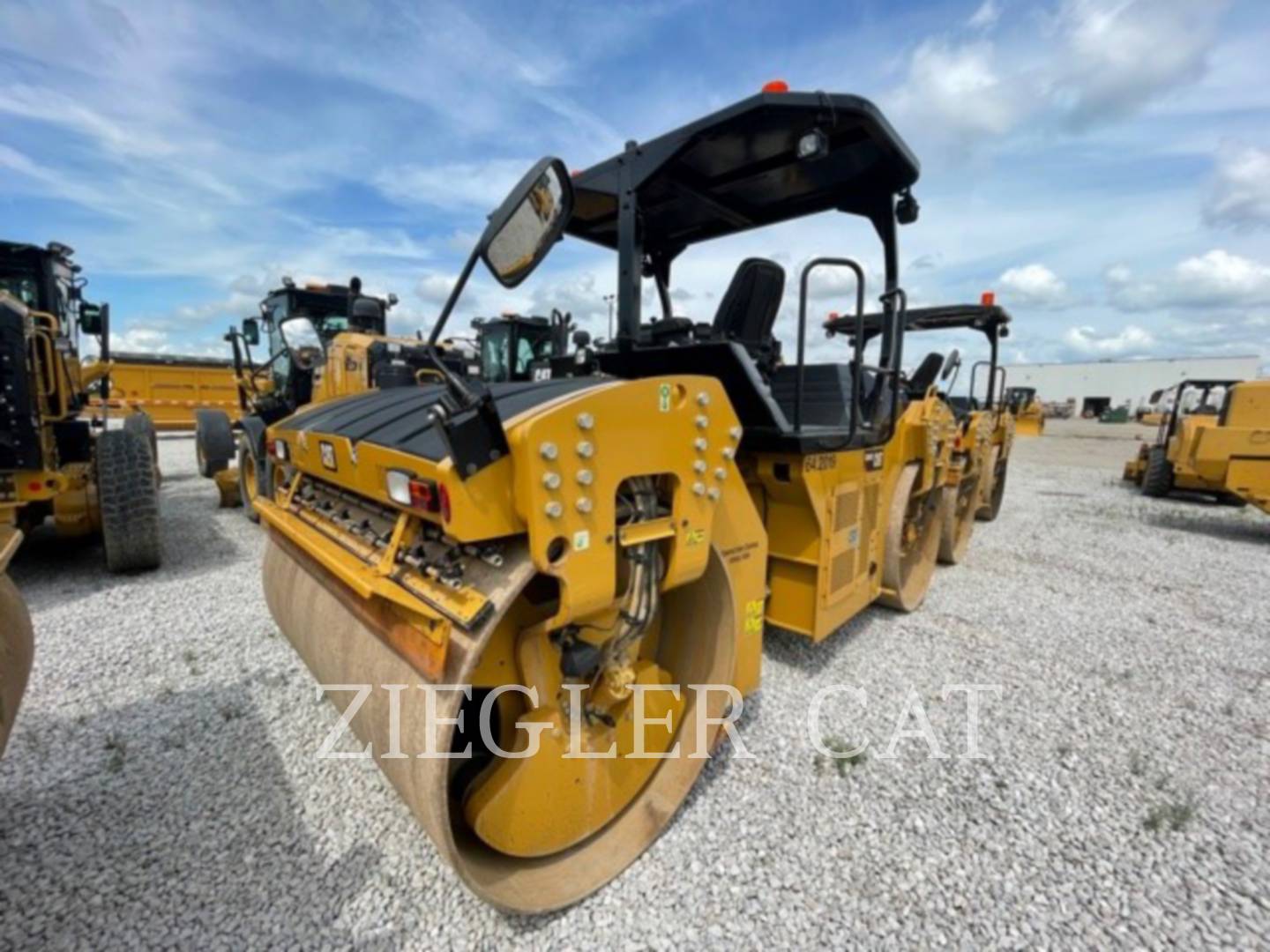 2018 Caterpillar CB68B Compactor