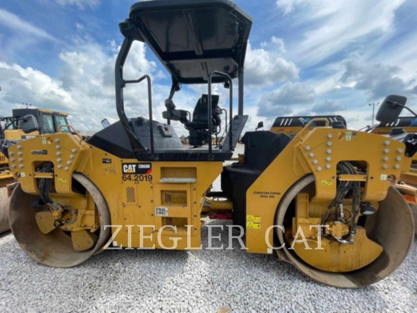 2018 Caterpillar CB68B Compactor