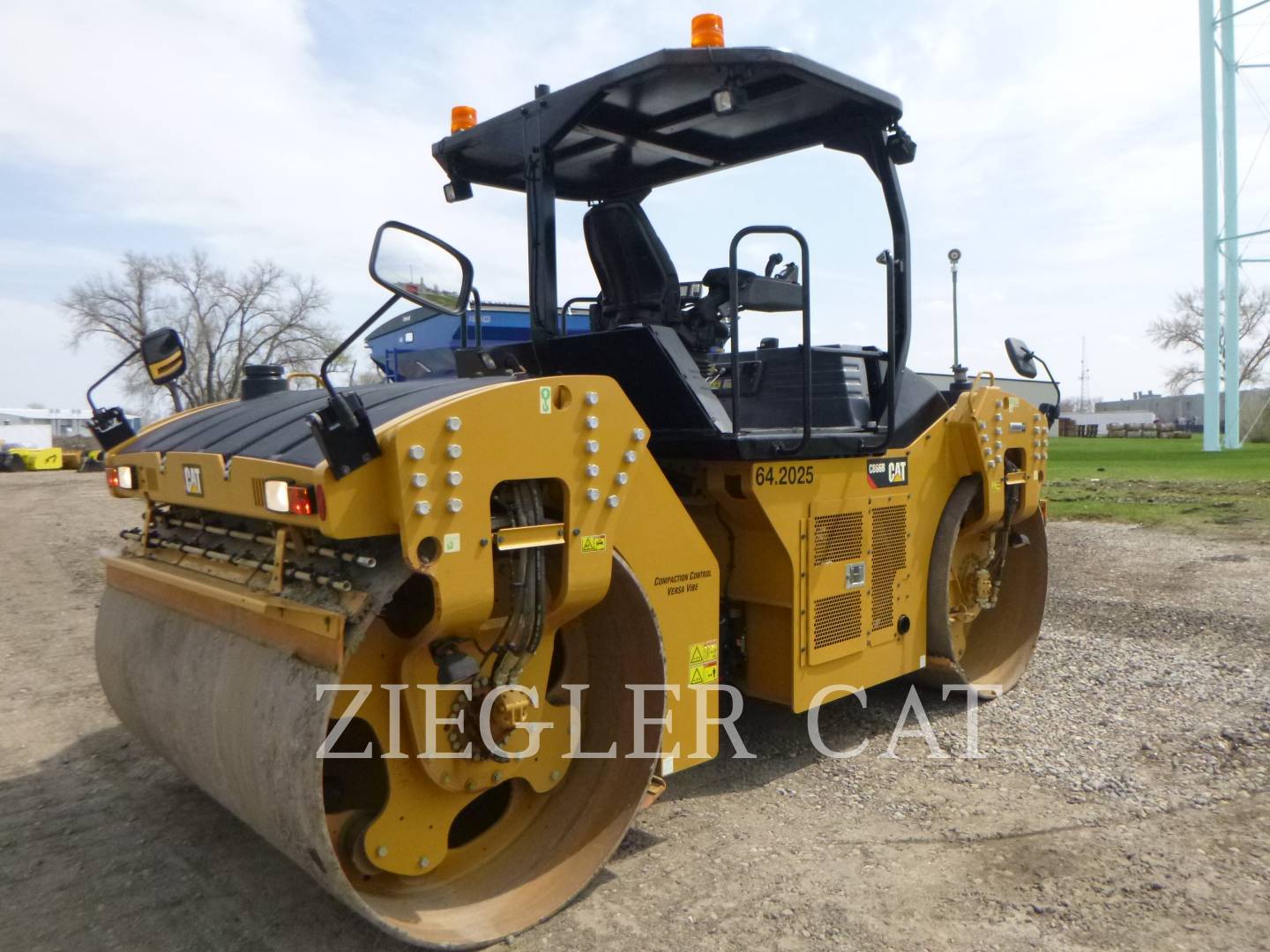 2018 Caterpillar CB66B Compactor