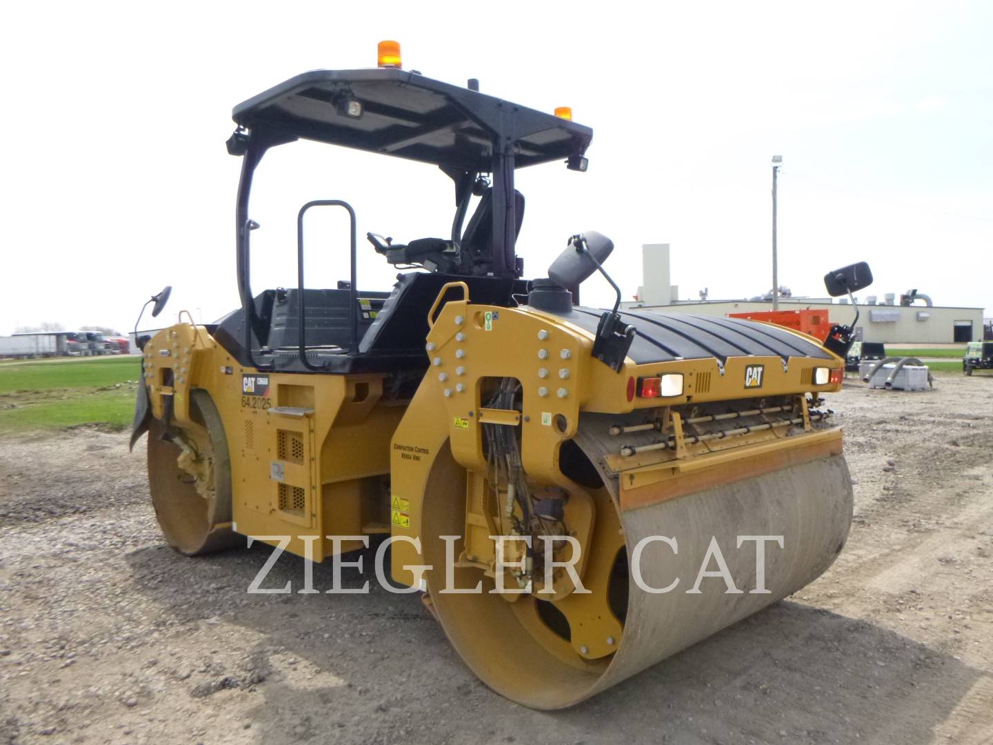 2018 Caterpillar CB66B Compactor