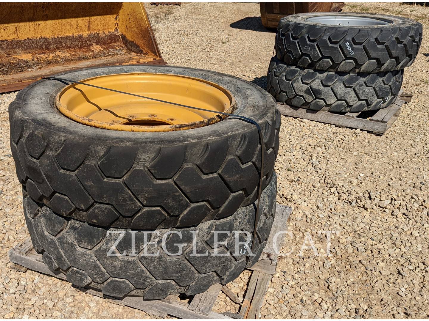 2020 Caterpillar TL642TIRES Misc