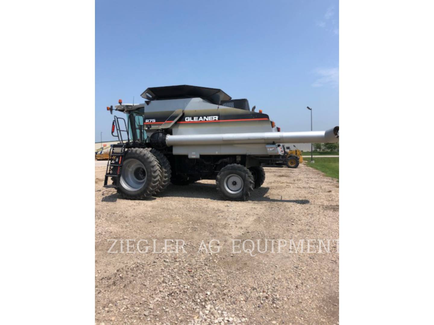 2005 Gleaner R75 Combine