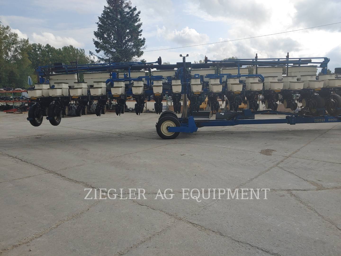 2009 Kinze 3600 Planter