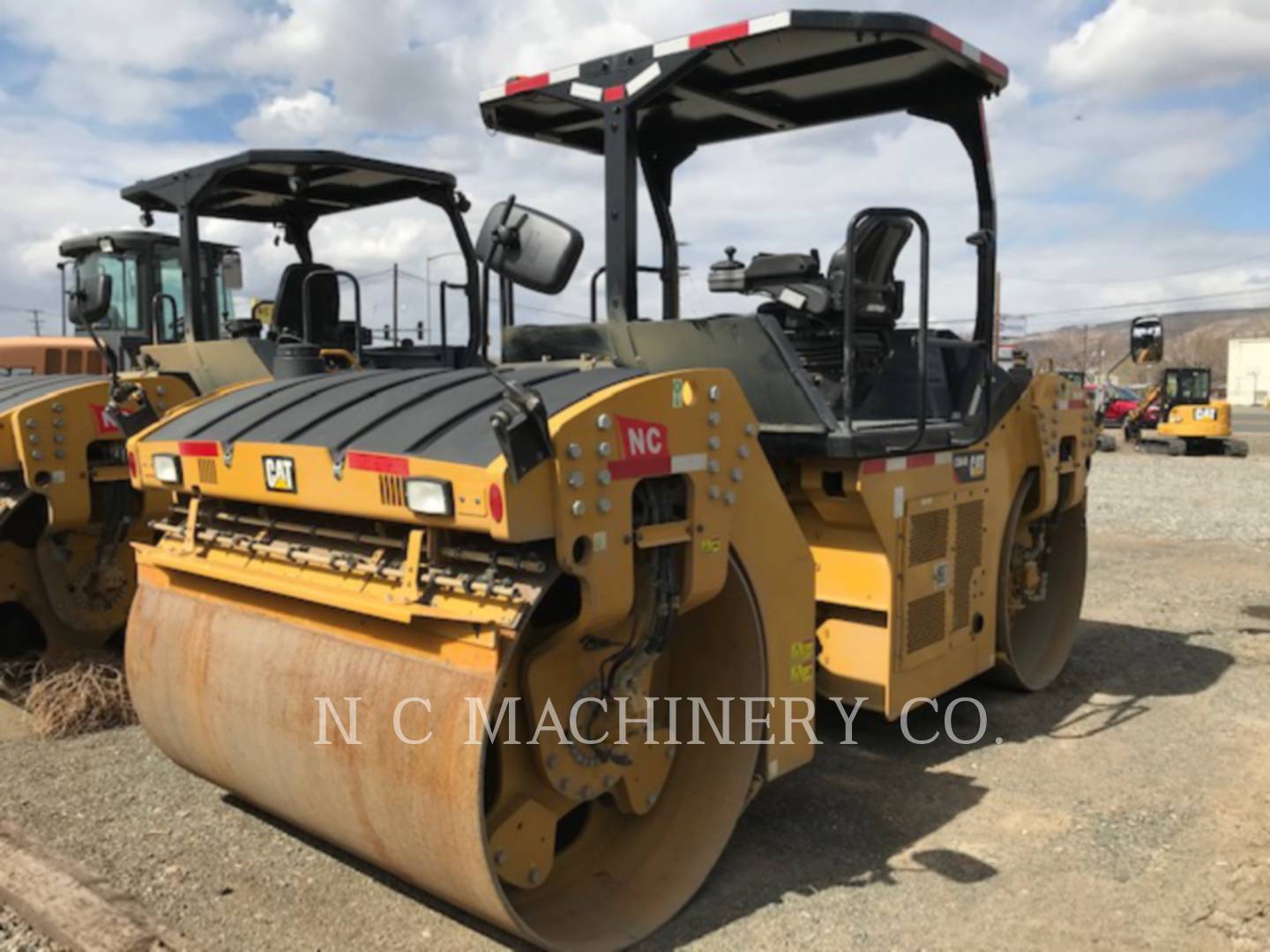 2018 Caterpillar CB64B Paver