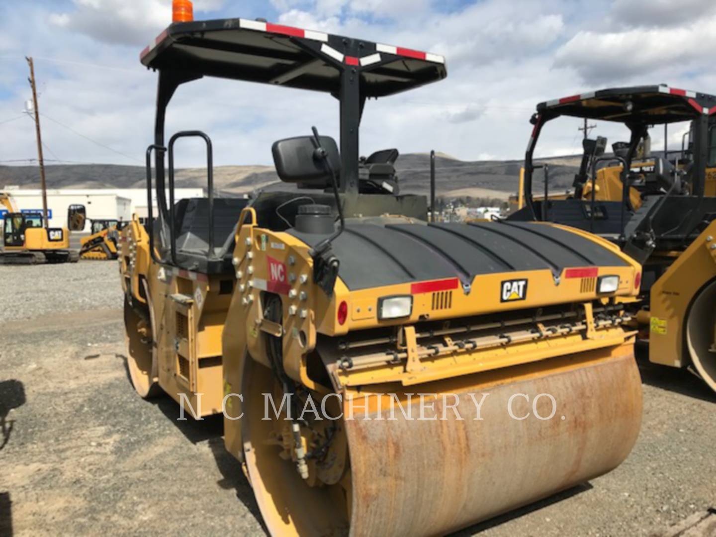 2018 Caterpillar CB64B Paver