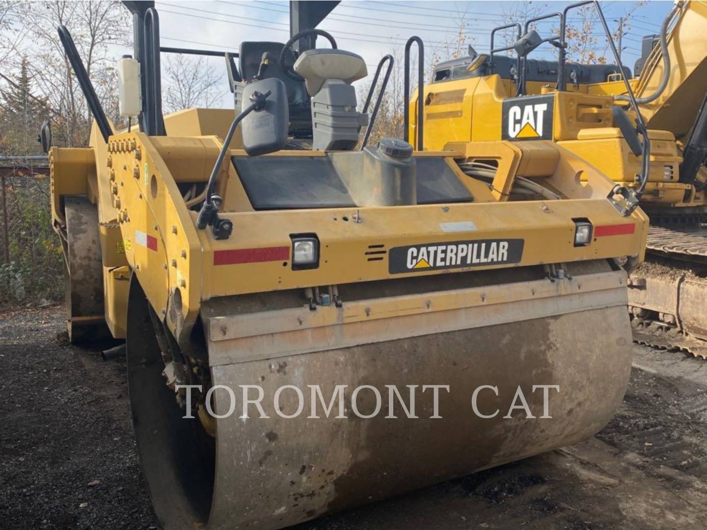 2011 Caterpillar CB64 Compactor