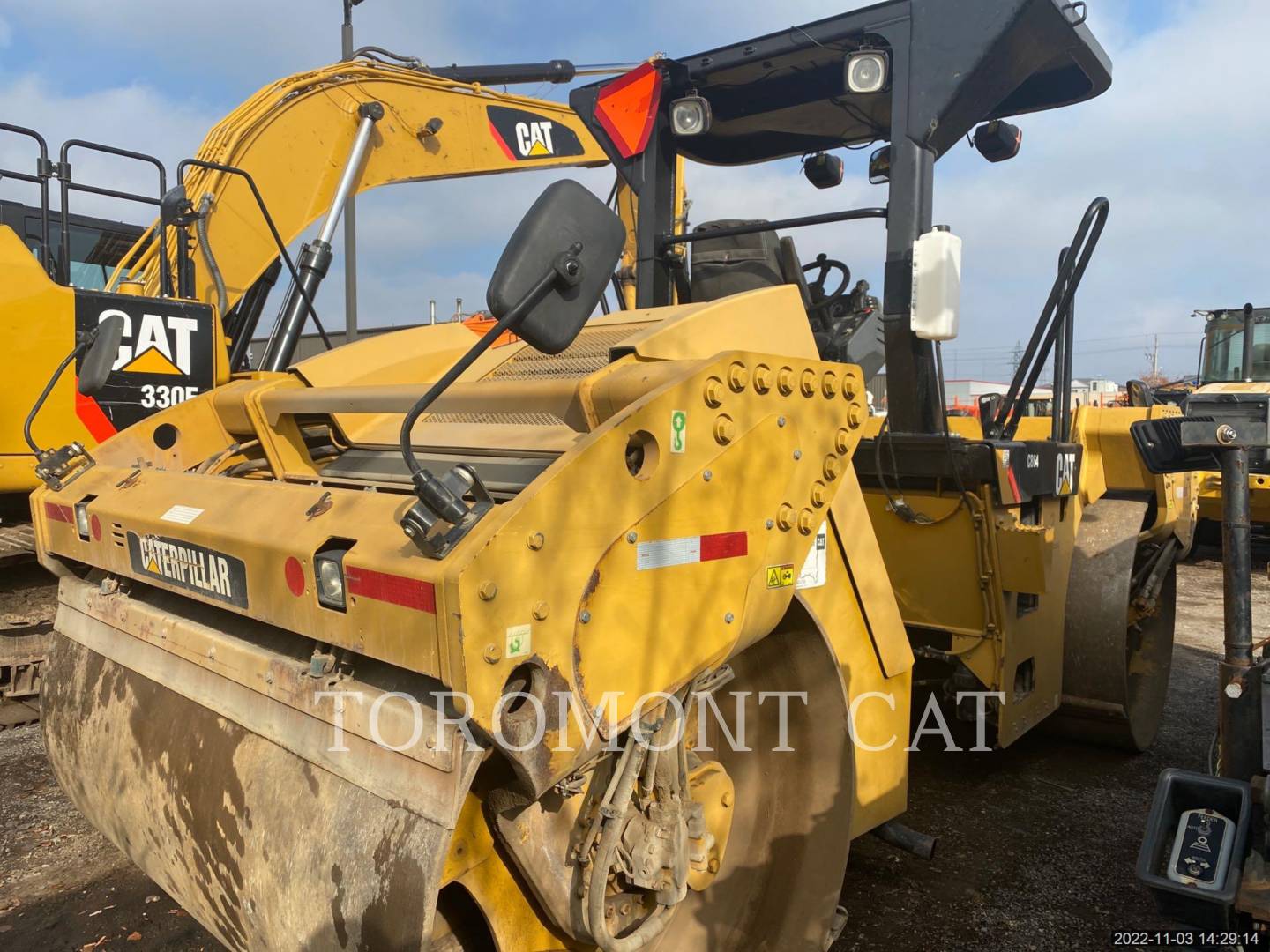 2011 Caterpillar CB64 Compactor