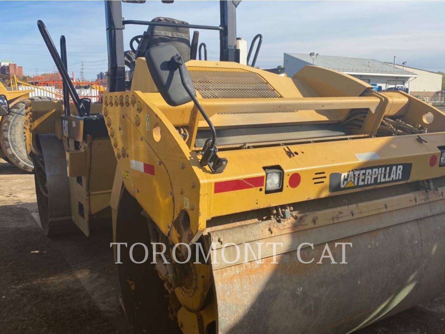 2011 Caterpillar CB64 Compactor