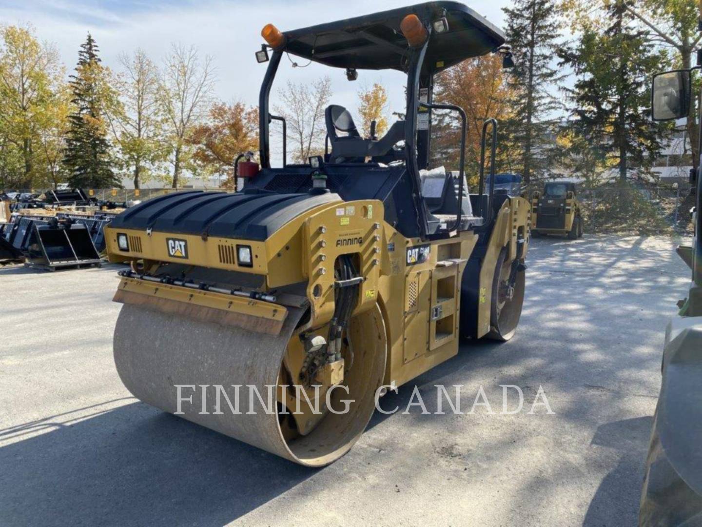 2016 Caterpillar CB-44B Compactor