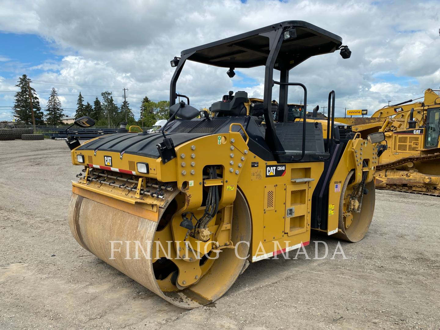 2017 Caterpillar CB64B Compactor